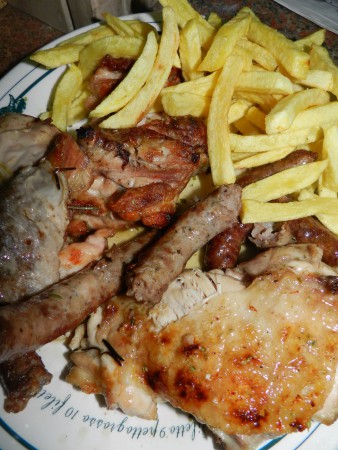 Pollo e salsicce alla brace con patate
